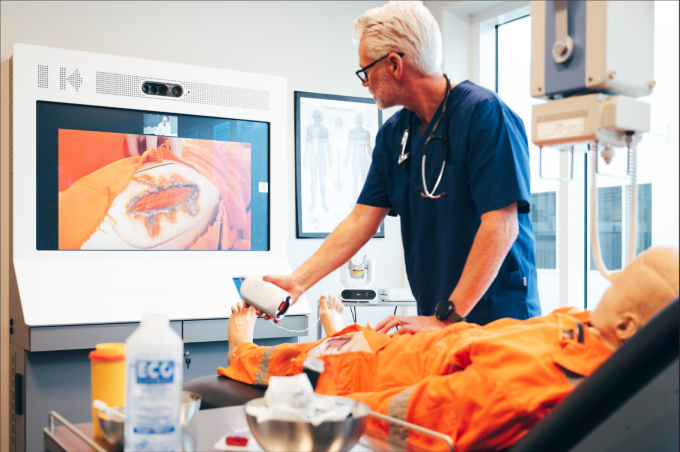 AVer-MD330U-Integrated-With-Kinlys-Med-Offshore-Telemedicine-Solution